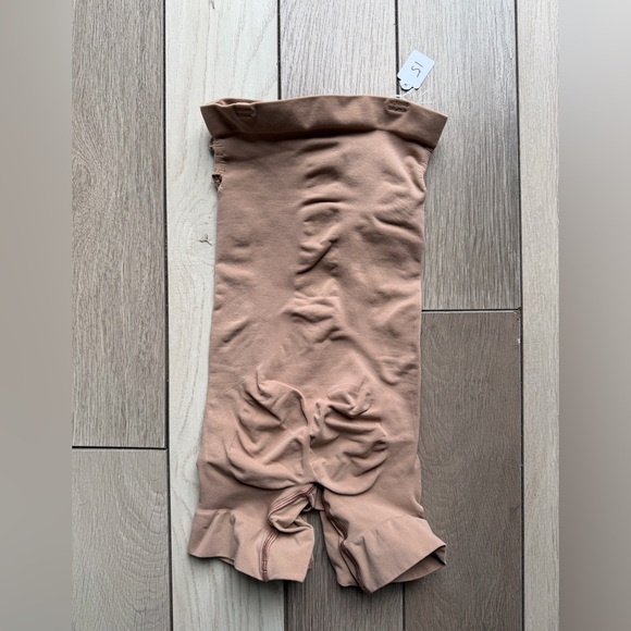 SKIMS Seamless Sculpt Strapless Shortie Bodysuit - Picture 2 of 6